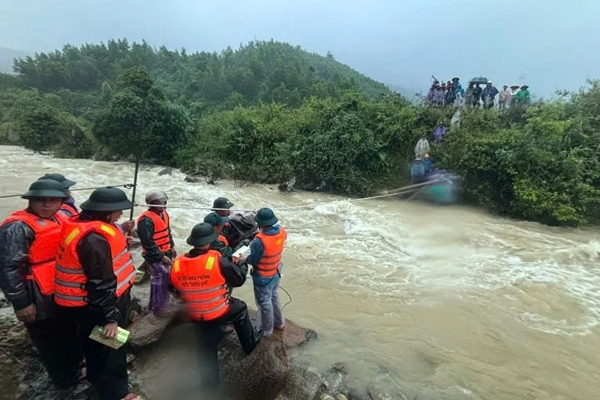 Chiến sĩ Đồn Biên phòng cửa khẩu Hồng Vân dùng dây thừng tiếp tế lương thực cho người dân tại xã A Lưới 1 bị cô lập do mưa lũ thời điểm cuối tháng 10/2025.&nbsp;