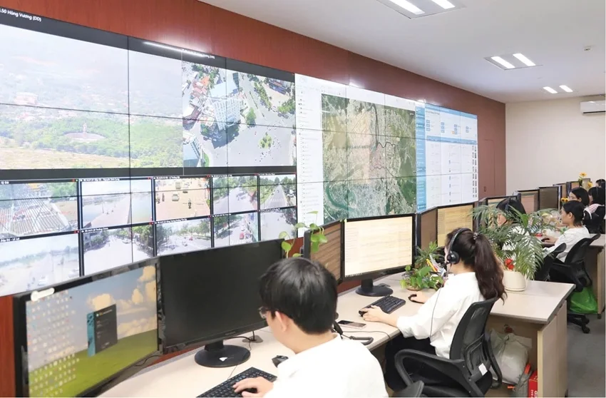 Cán bộ HueIOC trực tổng đài, hỗ trợ tiếp nhận hàng nghìn thông tin từ người dân trong thời điểm bão lũ&nbsp;&nbsp;